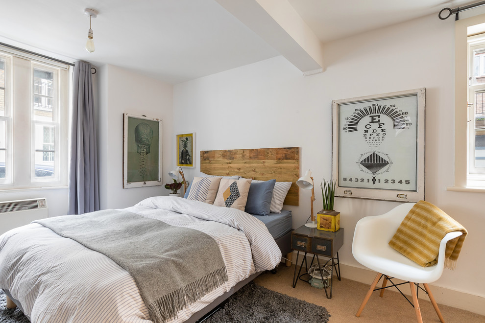 Idée de décoration pour une chambre avec moquette design de taille moyenne avec un mur blanc et un sol beige.