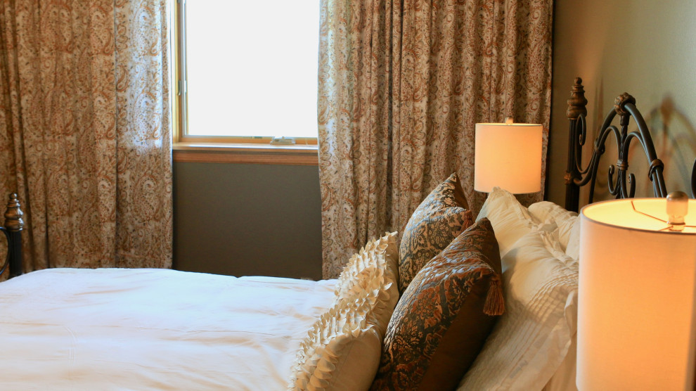 На фото: гостевая спальня среднего размера, (комната для гостей) в стиле кантри с бежевыми стенами, паркетным полом среднего тона и коричневым полом с