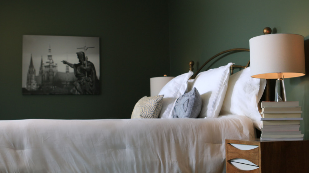 Идея дизайна: хозяйская спальня среднего размера в стиле неоклассика (современная классика) с зелеными стенами, паркетным полом среднего тона и коричневым полом