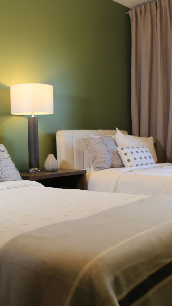 Свежая идея для дизайна: гостевая спальня среднего размера, (комната для гостей) в стиле неоклассика (современная классика) с зелеными стенами, паркетным полом среднего тона и коричневым полом - отличное фото интерьера