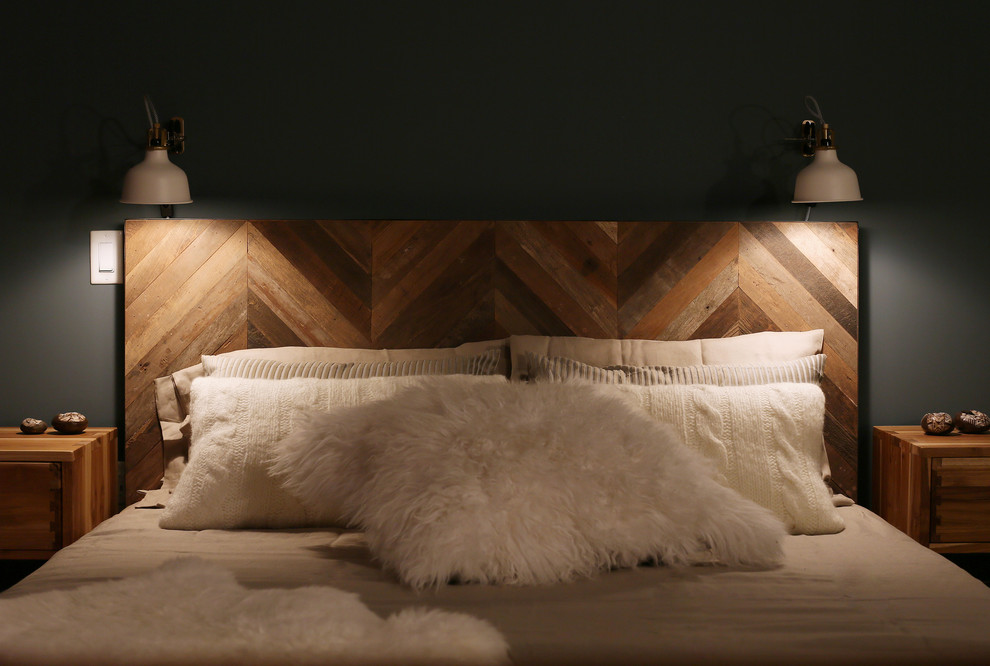 Imagen de dormitorio principal rústico de tamaño medio con paredes azules y suelo de madera en tonos medios