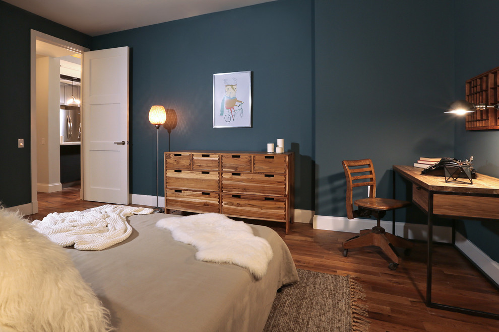 Ejemplo de dormitorio principal rústico de tamaño medio con paredes azules y suelo de madera en tonos medios