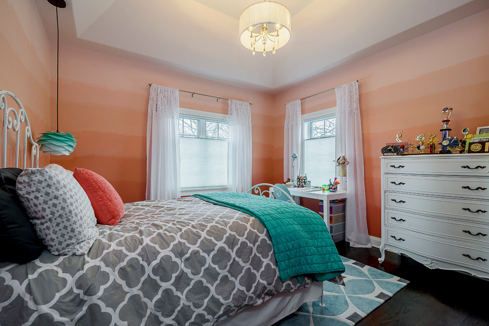 На фото: спальня среднего размера в стиле фьюжн с оранжевыми стенами и темным паркетным полом без камина с