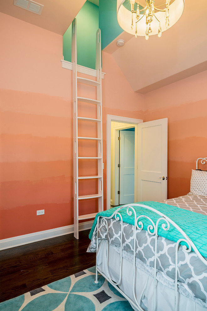 На фото: спальня среднего размера в стиле фьюжн с оранжевыми стенами и паркетным полом среднего тона без камина с