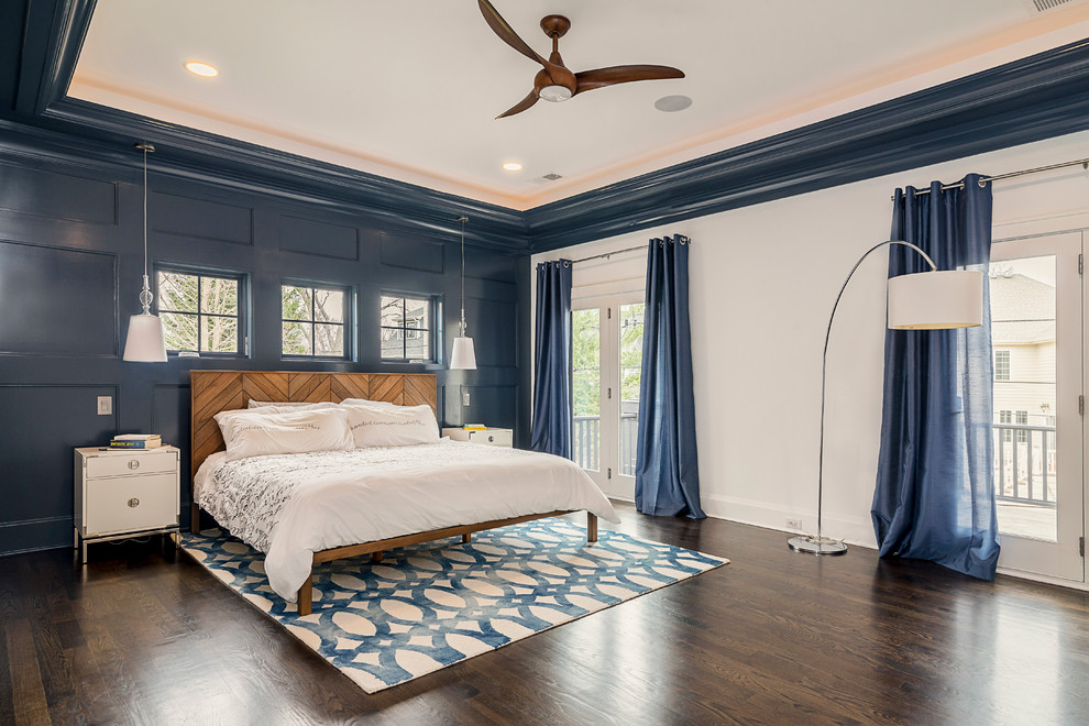 Cette photo montre une chambre parentale chic de taille moyenne avec un mur bleu, un sol en bois brun et aucune cheminée.