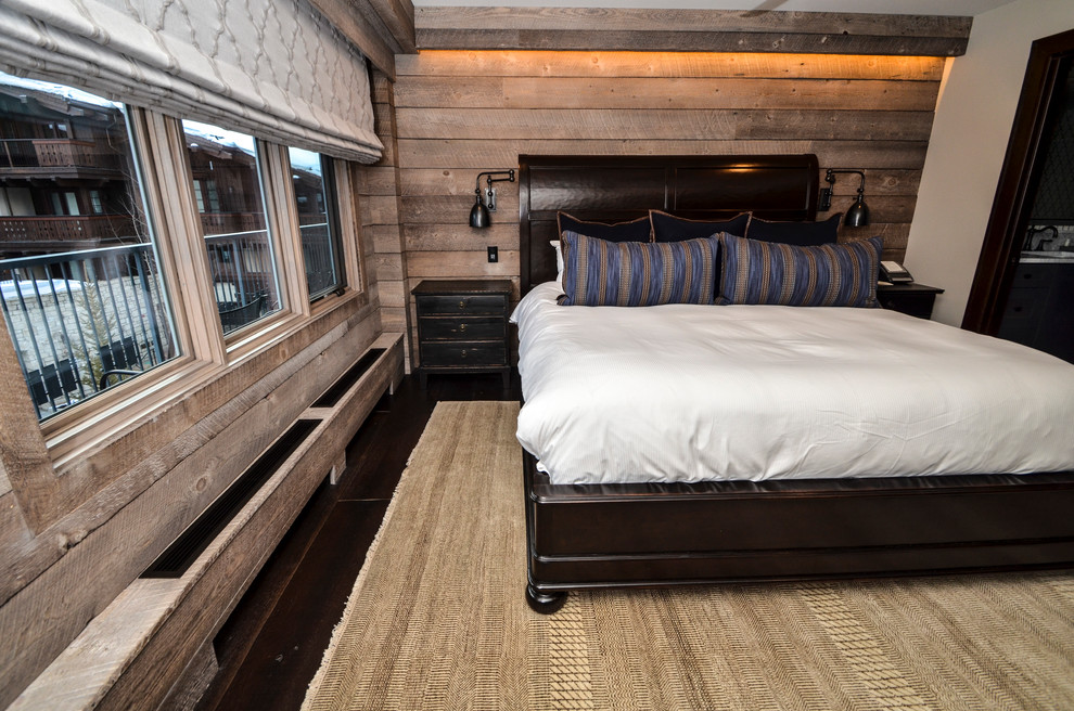 Diseño de dormitorio principal minimalista pequeño con paredes beige y suelo de madera oscura