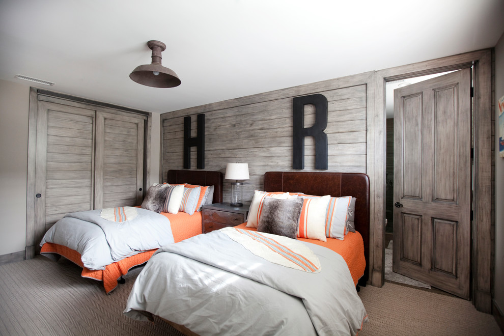 Imagen de habitación de invitados rural de tamaño medio sin chimenea con paredes grises, moqueta y suelo gris