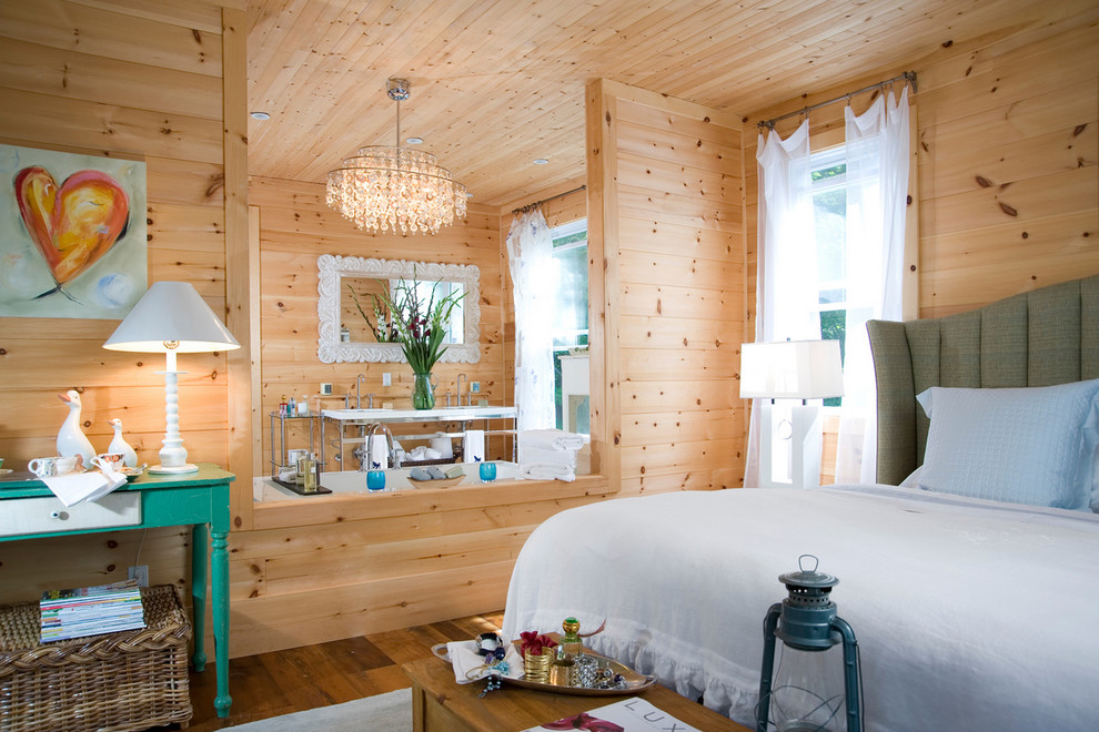Rustikales Schlafzimmer mit braunem Holzboden in Toronto