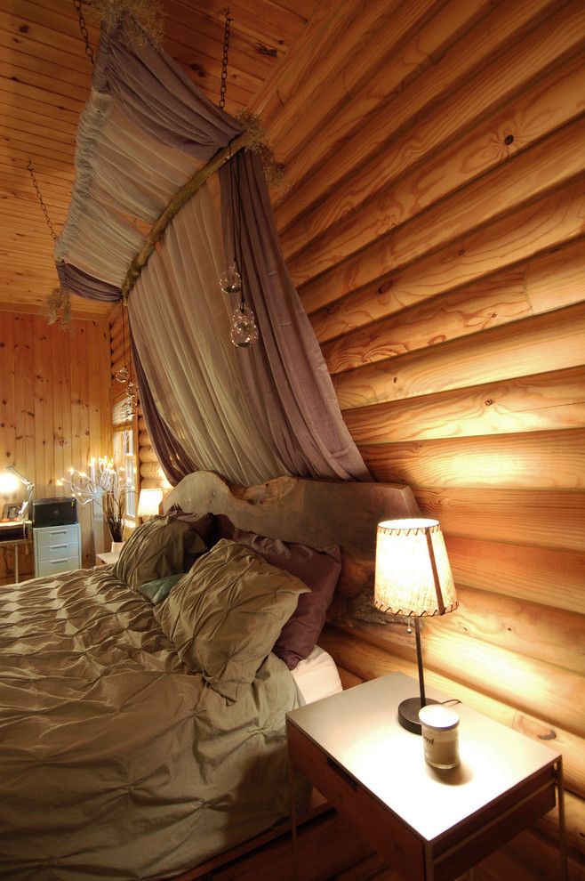 Idéer för mellanstora rustika sovrum, med ljust trägolv