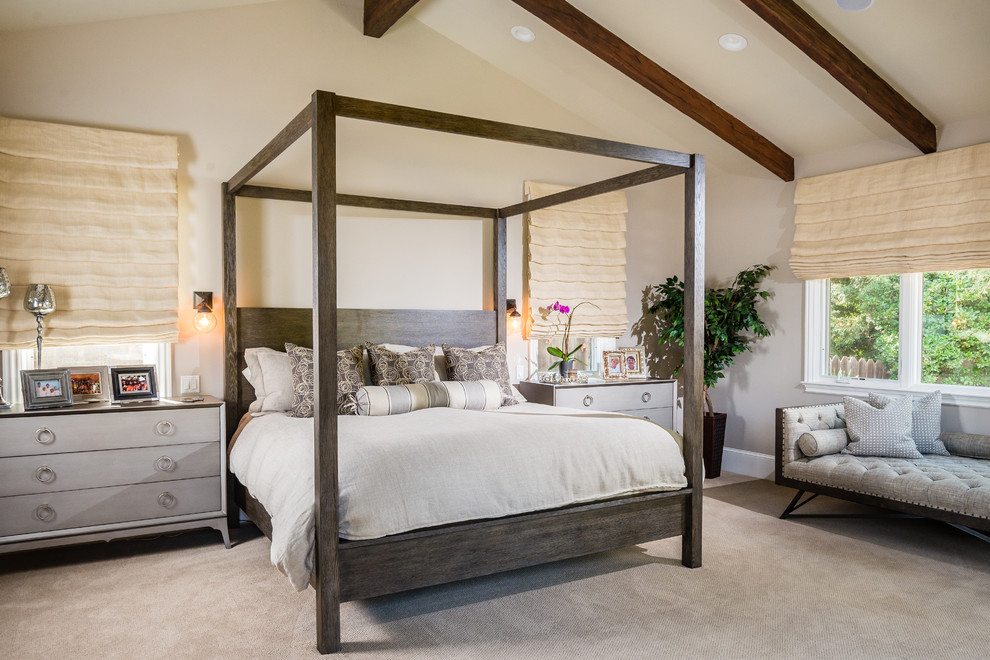 Идея дизайна: большая хозяйская спальня в стиле неоклассика (современная классика) с белыми стенами и ковровым покрытием без камина