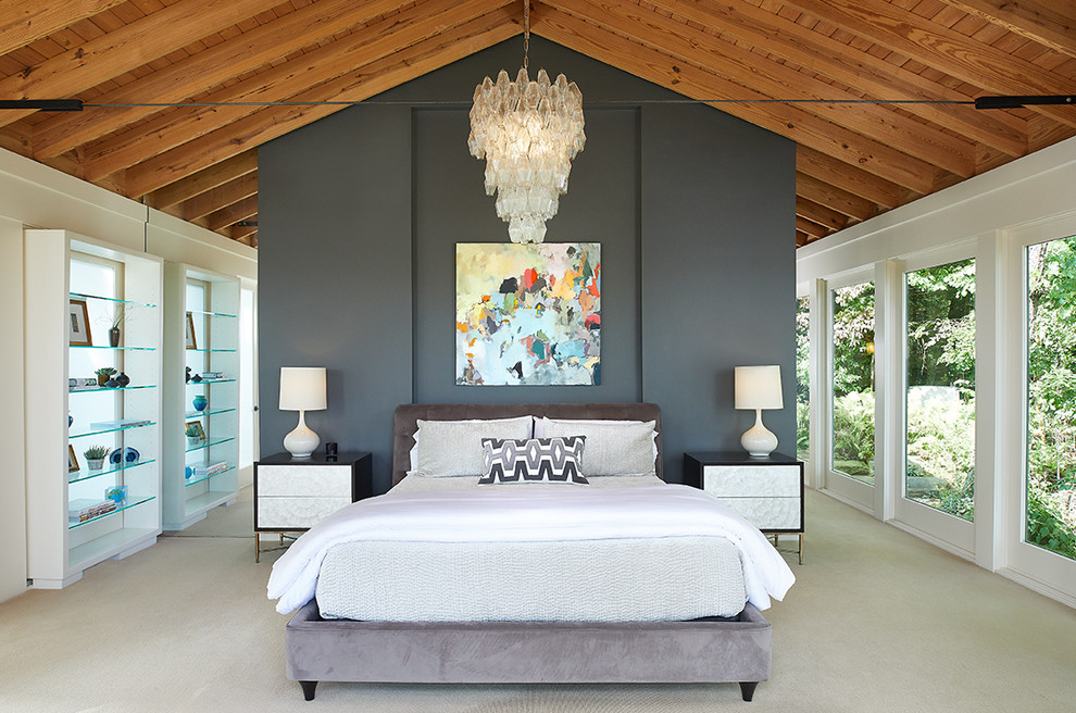 Идея дизайна: большая хозяйская спальня в стиле рустика с серыми стенами, ковровым покрытием, бежевым полом и деревянным потолком без камина
