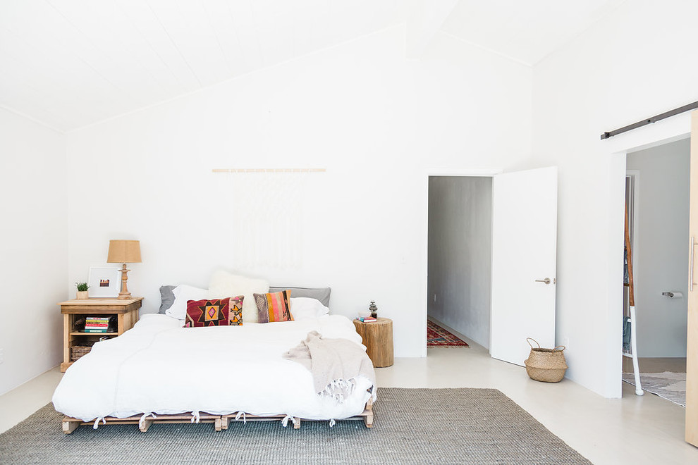 Mittelgroßes Mediterranes Hauptschlafzimmer mit weißer Wandfarbe und Betonboden in San Diego