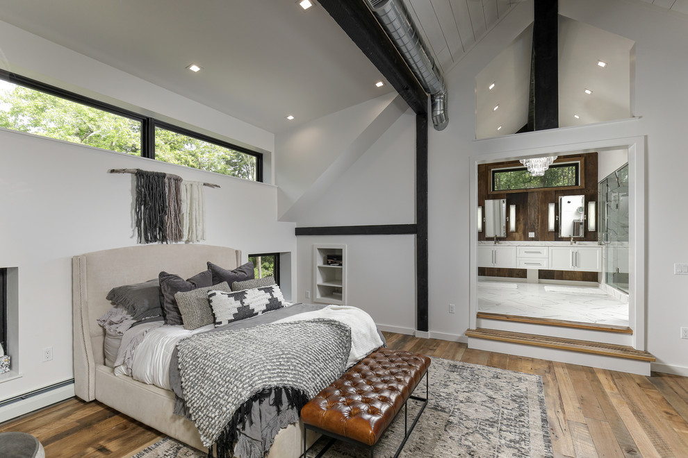 Imagen de dormitorio principal rústico grande con paredes blancas y suelo de madera clara