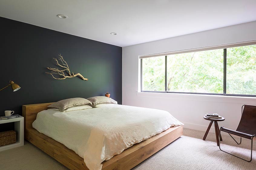 Diseño de dormitorio principal rústico de tamaño medio con moqueta y paredes azules