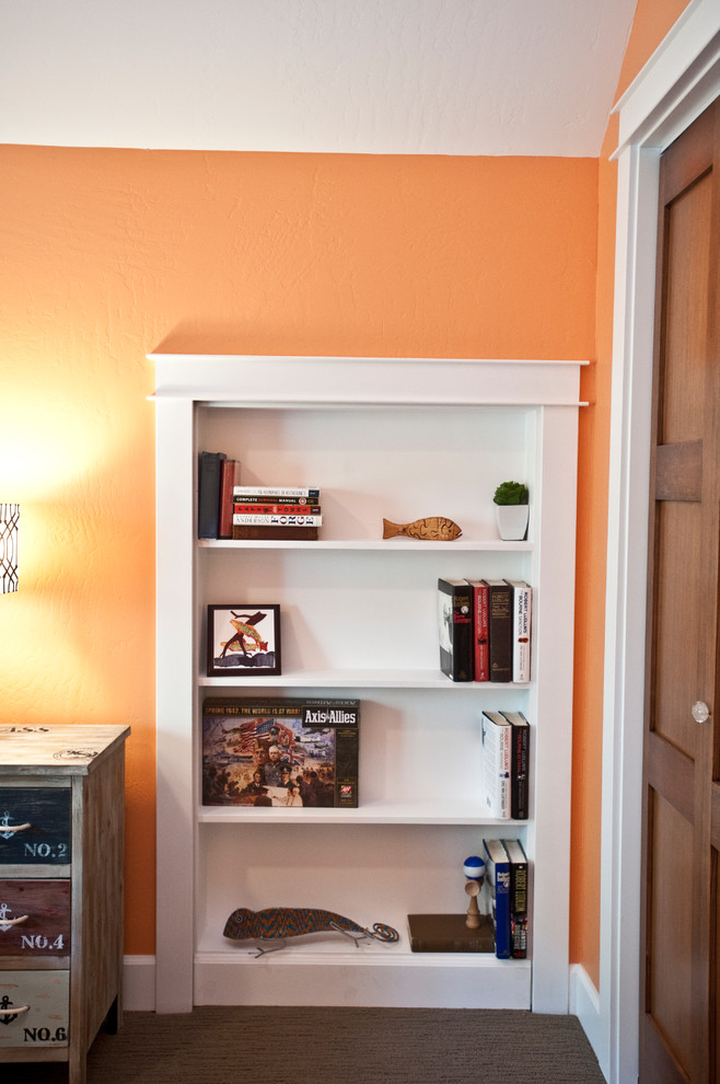 Свежая идея для дизайна: гостевая спальня среднего размера, (комната для гостей) в стиле фьюжн с оранжевыми стенами и ковровым покрытием - отличное фото интерьера