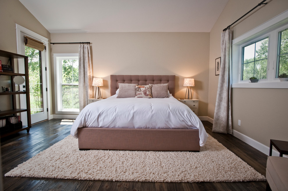 Пример оригинального дизайна: хозяйская спальня среднего размера в стиле неоклассика (современная классика) с бежевыми стенами, темным паркетным полом и коричневым полом без камина
