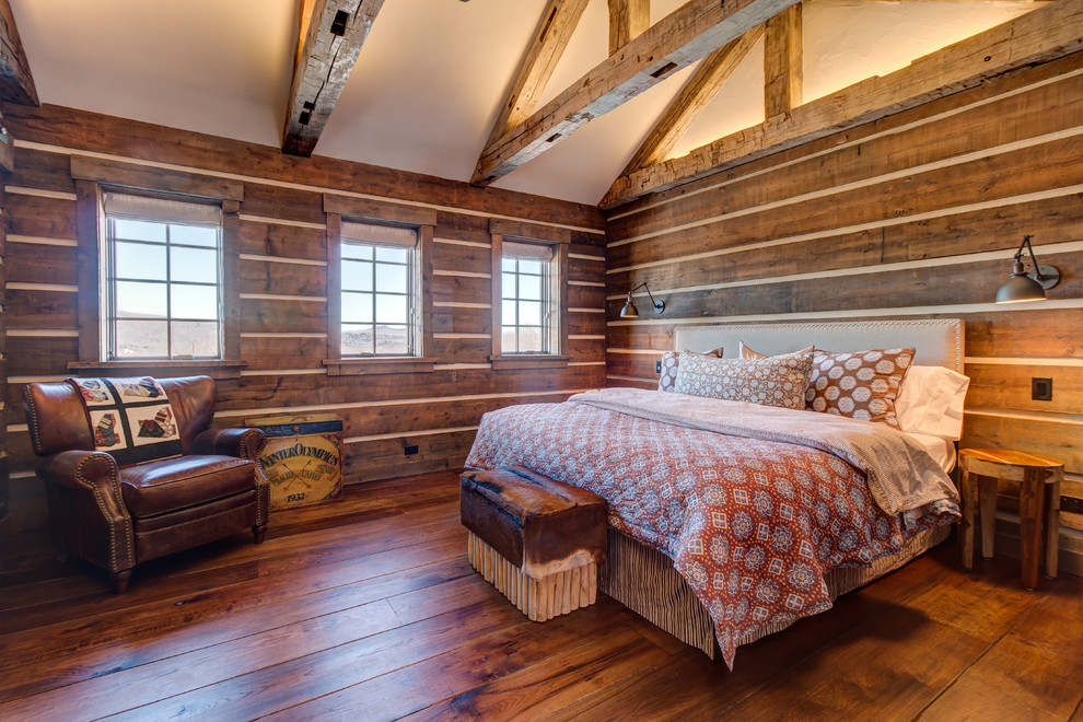 Diseño de dormitorio rústico con suelo de madera oscura