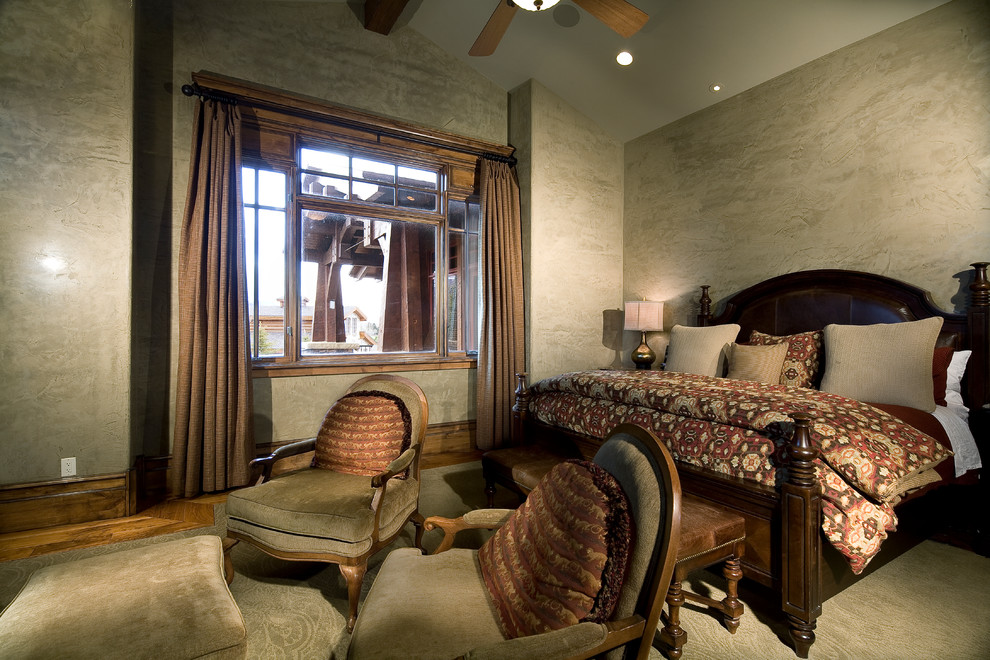 ソルトレイクシティにある広いトラディショナルスタイルのおしゃれな主寝室 (緑の壁、無垢フローリング、標準型暖炉、石材の暖炉まわり、茶色い床) のレイアウト