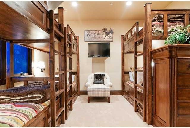 На фото: гостевая спальня среднего размера, (комната для гостей) в стиле рустика с бежевыми стенами, ковровым покрытием и бежевым полом без камина