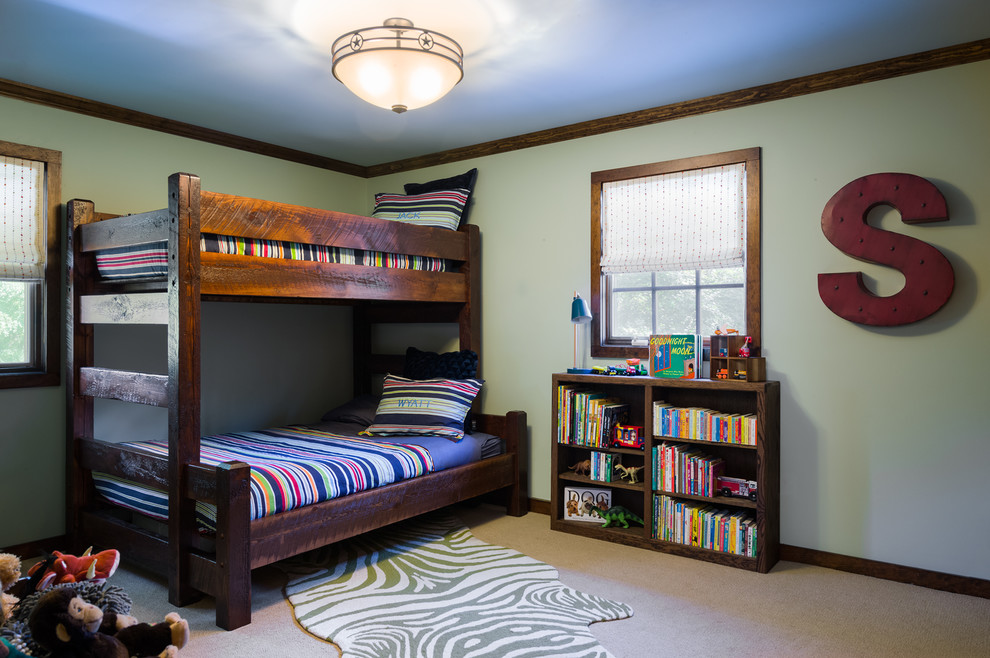 Imagen de dormitorio rústico con paredes verdes y moqueta