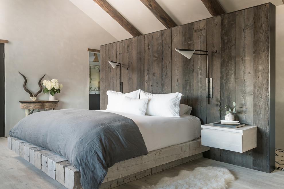 Uriges Schlafzimmer mit brauner Wandfarbe, hellem Holzboden und beigem Boden in Sonstige