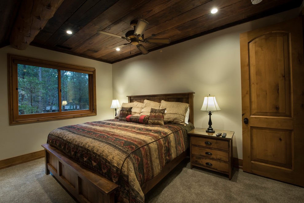 Пример оригинального дизайна: гостевая спальня среднего размера, (комната для гостей) в стиле рустика с бежевыми стенами, ковровым покрытием и бежевым полом без камина