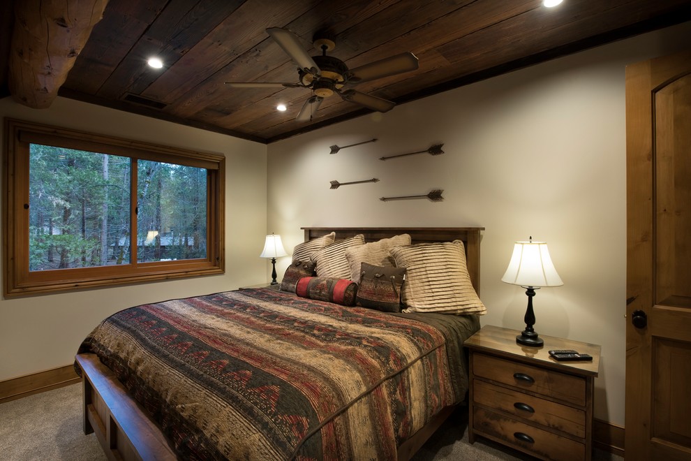 На фото: гостевая спальня среднего размера, (комната для гостей) в стиле рустика с бежевыми стенами, ковровым покрытием и бежевым полом без камина с