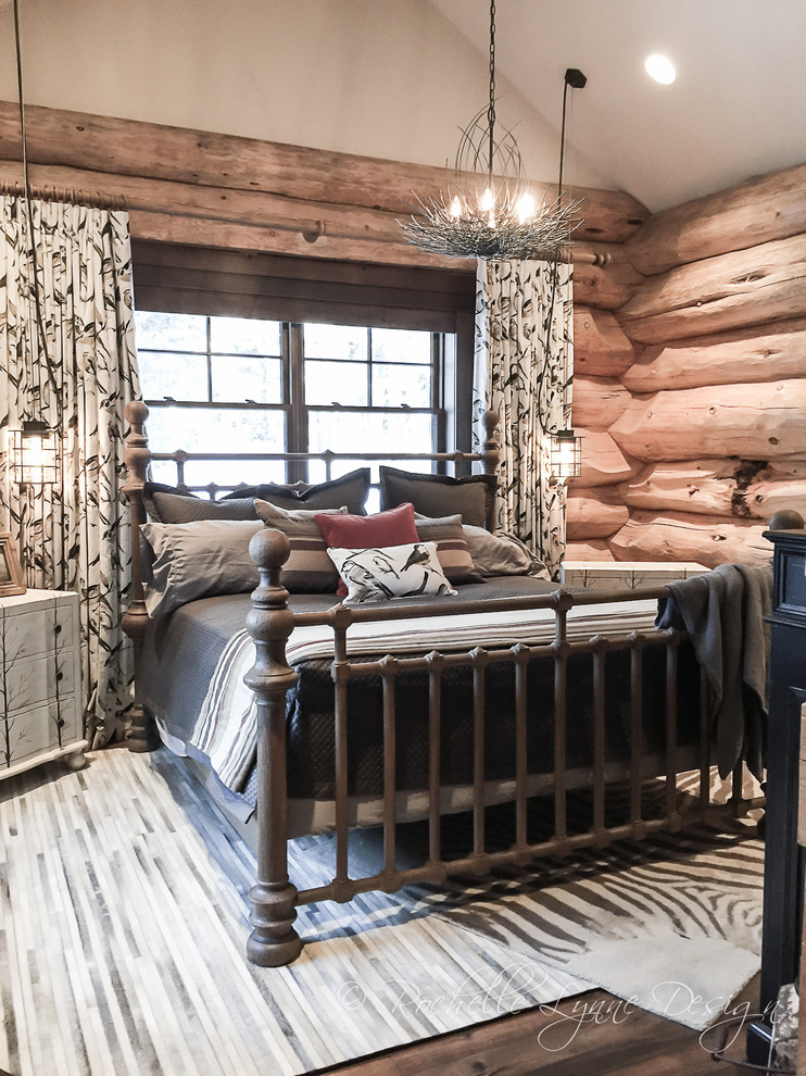 Idee per una camera degli ospiti rustica di medie dimensioni con pavimento in legno massello medio
