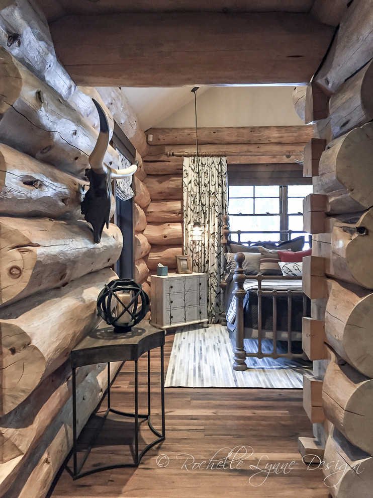 Immagine di una camera degli ospiti rustica di medie dimensioni con pavimento in legno massello medio