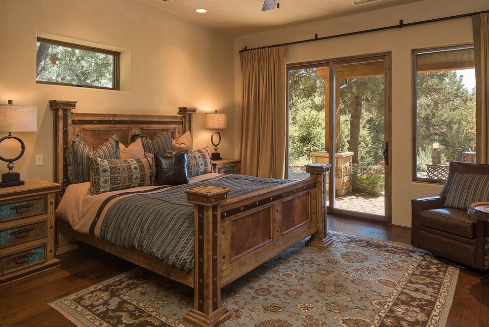 Imagen de habitación de invitados de estilo americano de tamaño medio sin chimenea con paredes beige y suelo de madera en tonos medios
