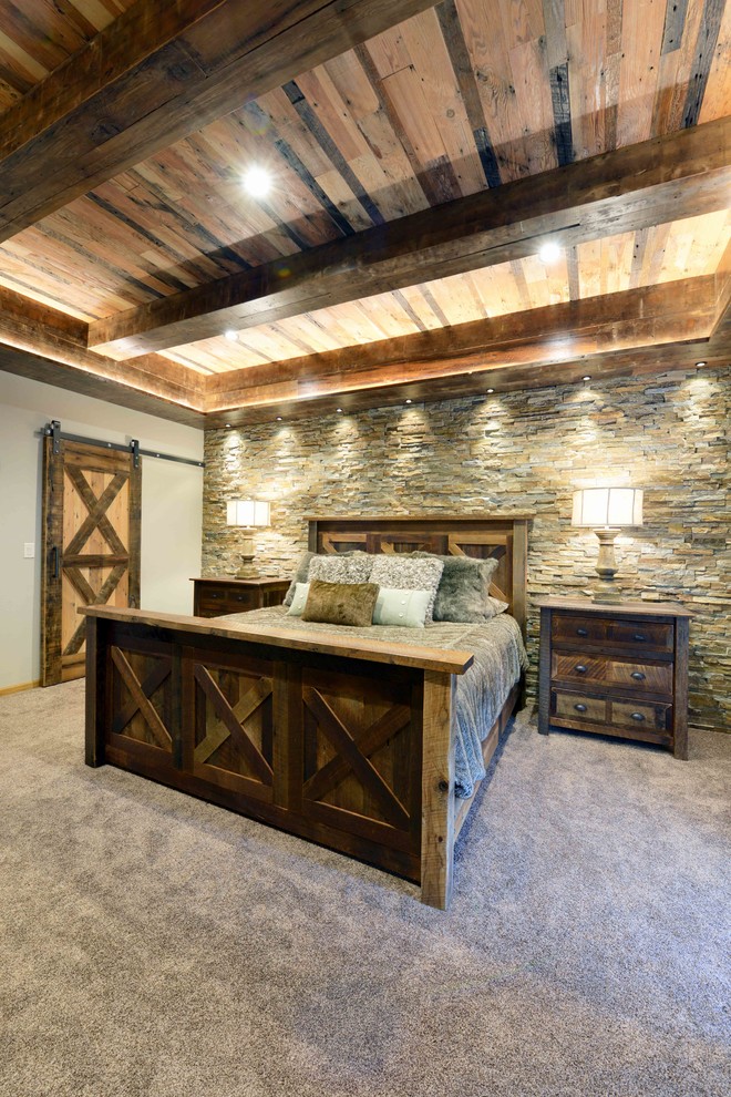 Diseño de dormitorio principal rural grande sin chimenea con paredes beige y moqueta