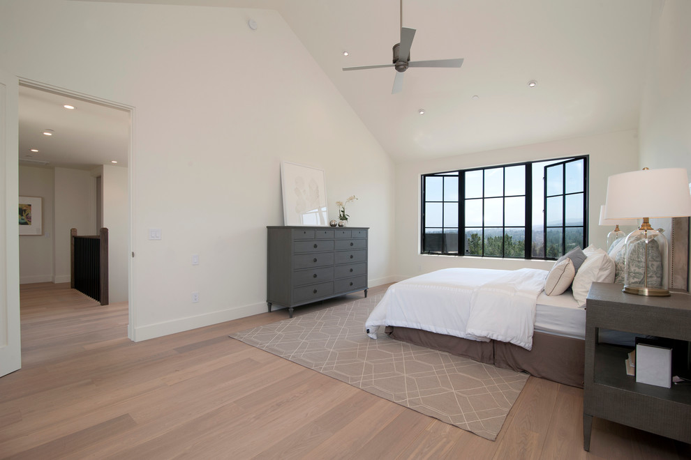 サンフランシスコにある広いカントリー風のおしゃれな主寝室 (白い壁、無垢フローリング)