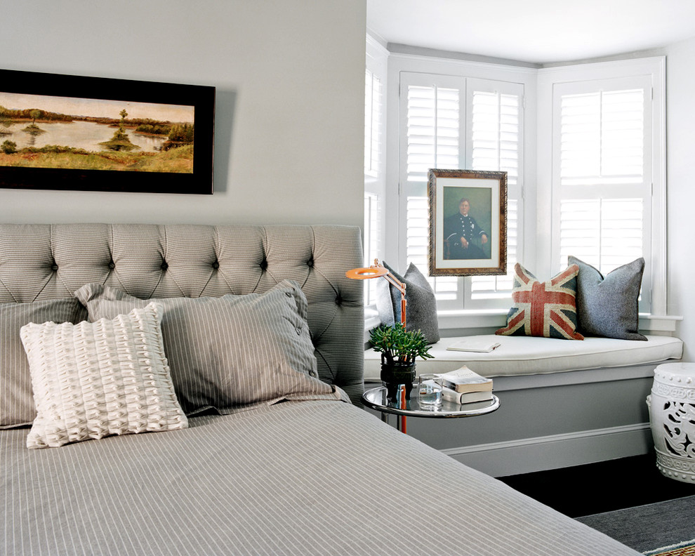 Свежая идея для дизайна: хозяйская спальня среднего размера в стиле неоклассика (современная классика) с серыми стенами и темным паркетным полом - отличное фото интерьера