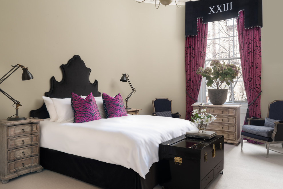 Стильный дизайн: спальня в стиле неоклассика (современная классика) с бежевыми стенами - последний тренд