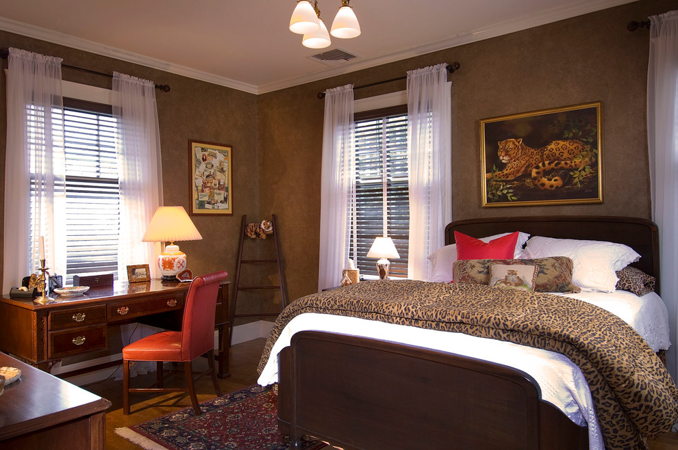 Стильный дизайн: большая гостевая спальня (комната для гостей) в викторианском стиле с коричневыми стенами и паркетным полом среднего тона без камина - последний тренд