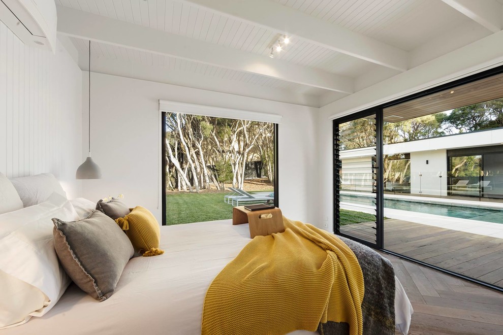 Großes Modernes Gästezimmer ohne Kamin mit weißer Wandfarbe in Melbourne