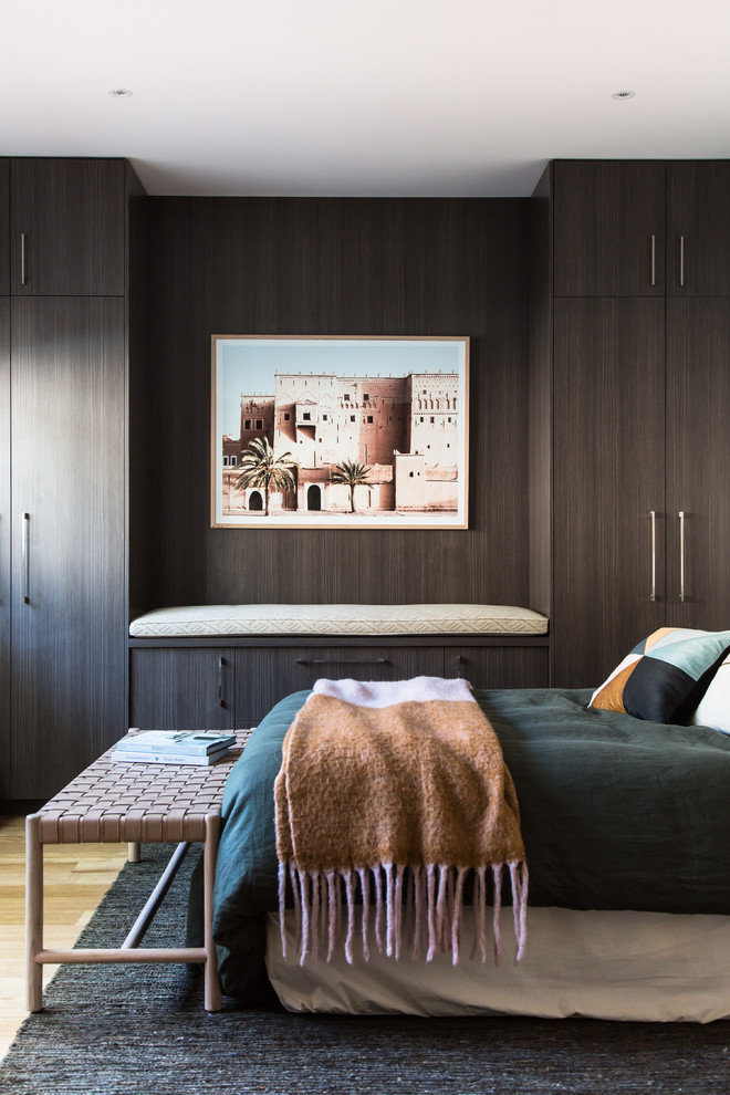 Maritimes Schlafzimmer mit brauner Wandfarbe, hellem Holzboden und beigem Boden in Melbourne