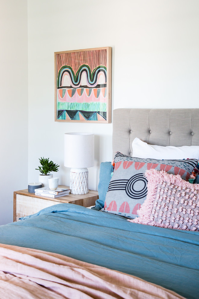 メルボルンにある中くらいなビーチスタイルのおしゃれな客用寝室 (白い壁、カーペット敷き)