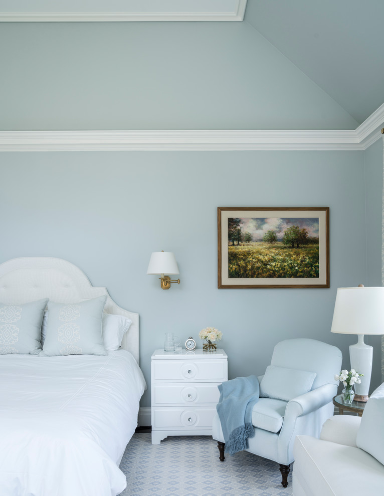Свежая идея для дизайна: большая хозяйская спальня в классическом стиле с синими стенами, ковровым покрытием и разноцветным полом - отличное фото интерьера