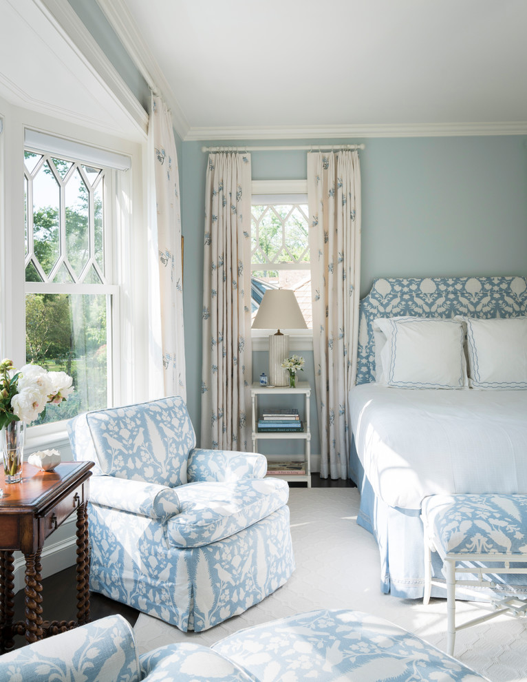 Inspiration pour une grande chambre d'amis traditionnelle avec un mur bleu, parquet foncé et un sol marron.