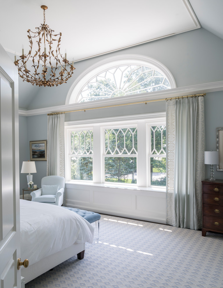 Идея дизайна: большая хозяйская спальня в классическом стиле с ковровым покрытием, разноцветным полом и серыми стенами