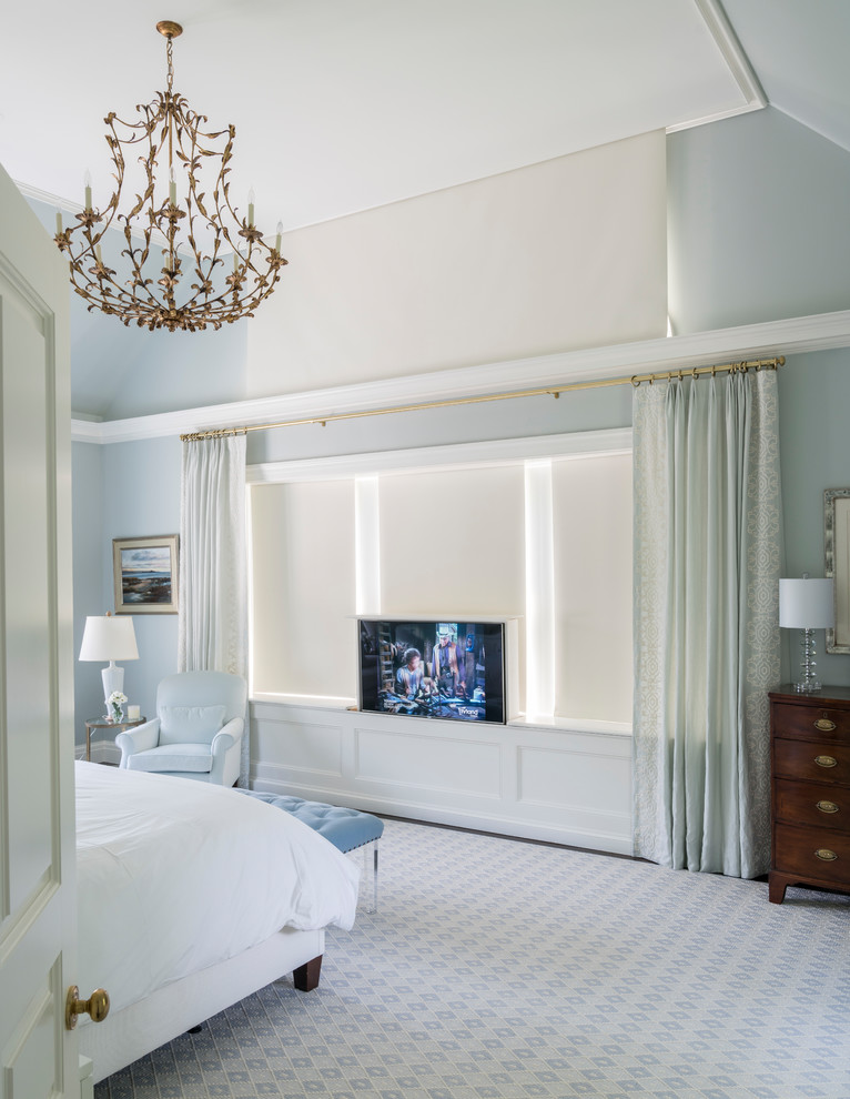 На фото: большая хозяйская спальня в классическом стиле с синими стенами, ковровым покрытием, разноцветным полом и телевизором с
