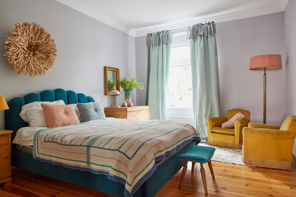 Eklektisches Schlafzimmer mit grauer Wandfarbe, braunem Holzboden und braunem Boden in London