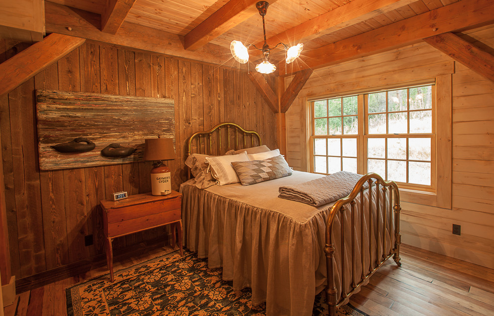 Imagen de habitación de invitados rural de tamaño medio sin chimenea con suelo de madera clara y suelo marrón