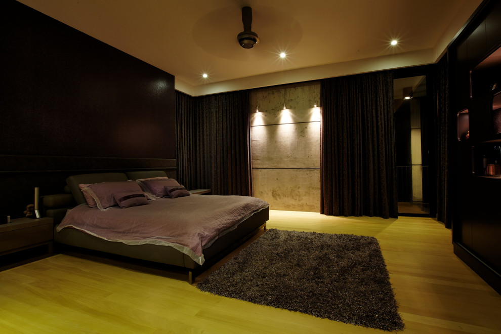Aménagement d'une grande chambre parentale contemporaine avec un mur marron, parquet clair, un sol beige, un plafond décaissé et du papier peint.