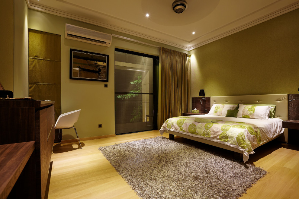 Foto di una camera degli ospiti minimal di medie dimensioni con pareti verdi, parquet chiaro, pavimento beige, soffitto ribassato e carta da parati