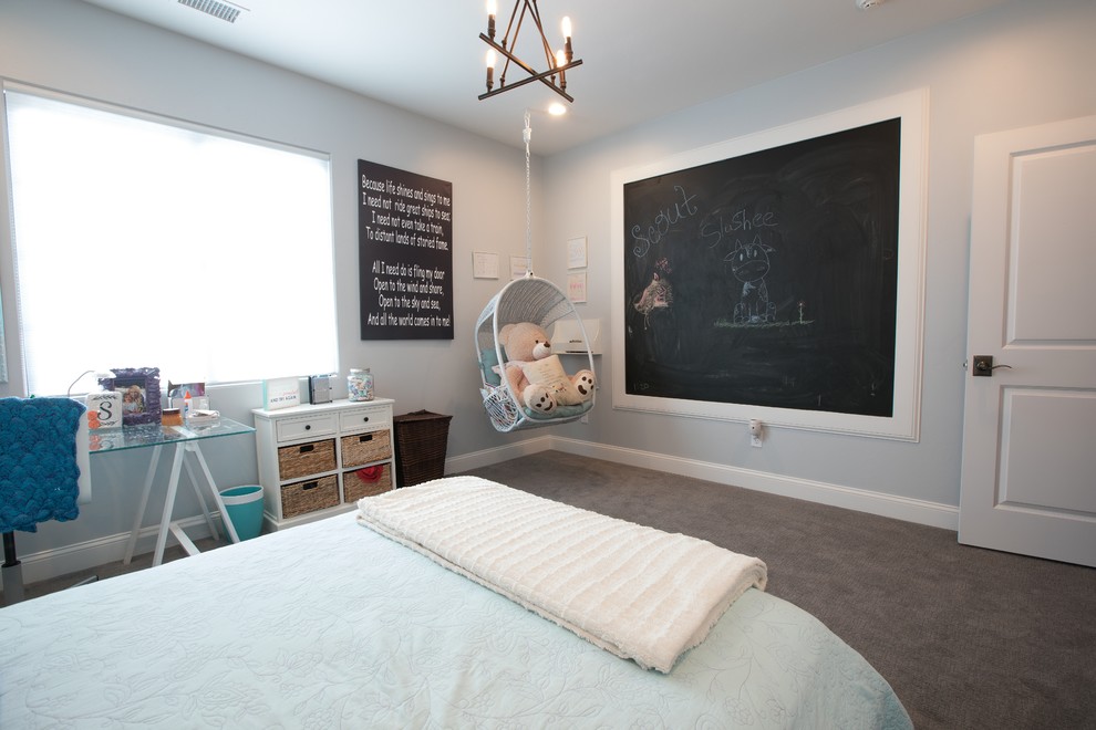 Foto di una camera degli ospiti country di medie dimensioni con pareti grigie, moquette e pavimento grigio