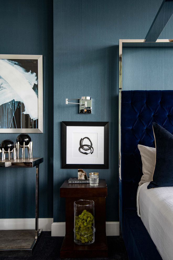 Свежая идея для дизайна: большая хозяйская спальня в стиле модернизм с синими стенами, ковровым покрытием и синим полом - отличное фото интерьера