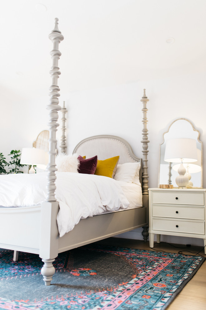 Inspiration pour une chambre parentale traditionnelle de taille moyenne avec un mur blanc et parquet clair.