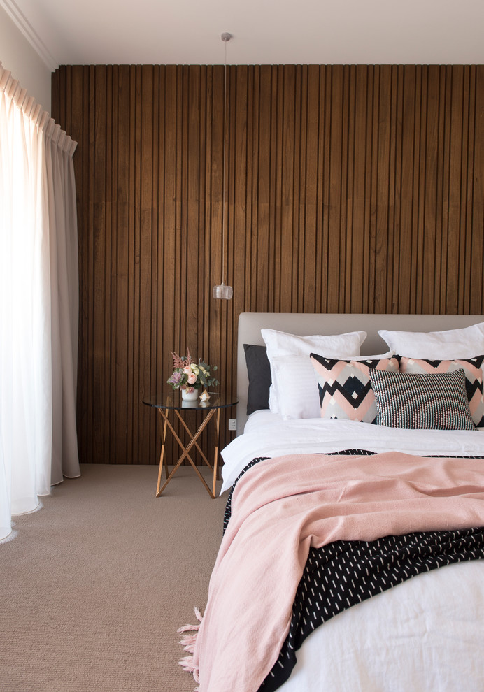 パースにあるコンテンポラリースタイルのおしゃれな寝室 (ベージュの壁、カーペット敷き) のレイアウト